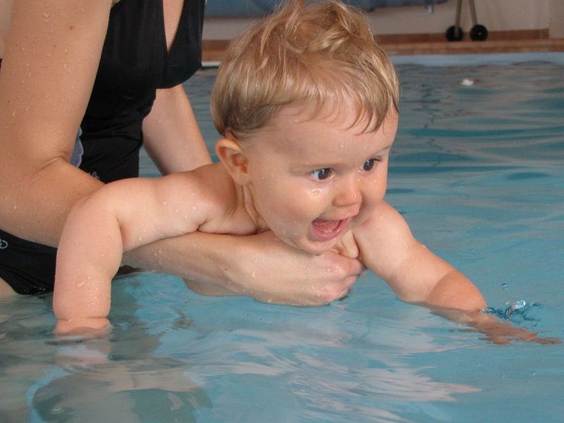 寶寶游泳練體能