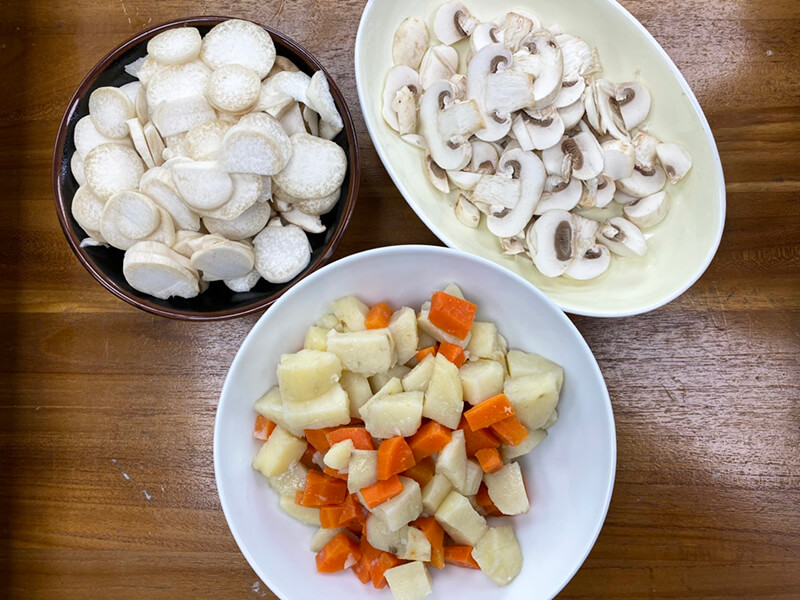 切塊的杏鮑菇、洋菇、紅蘿蔔以及馬鈴薯
