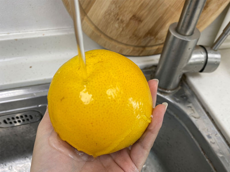製作糖漬橙片第一步 將橙片用清水洗淨