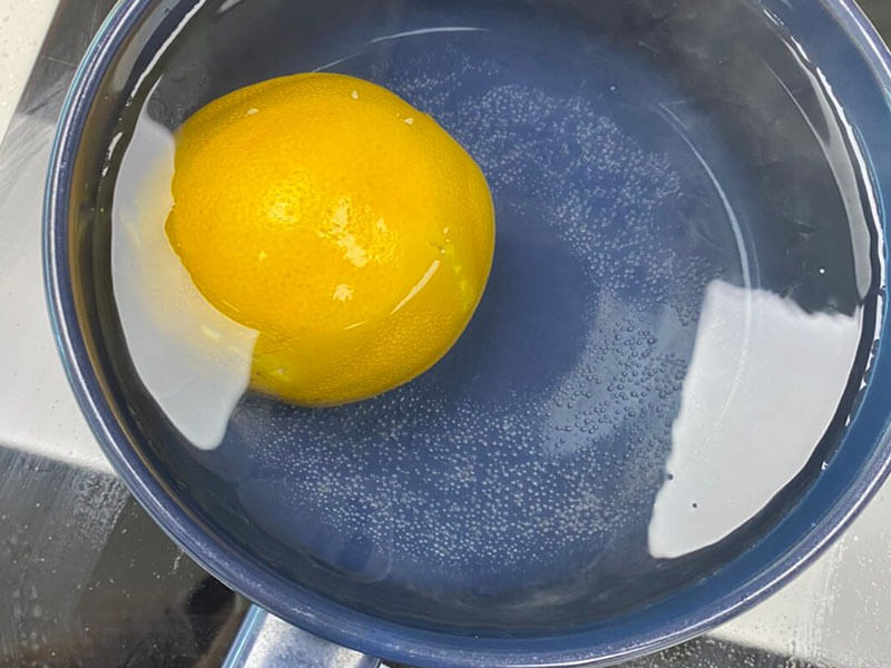製作糖漬橙片第三步 將肚臍橙放入鍋中煮小滾