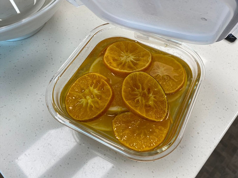 製作糖漬橙片第八步 將橙片及糖漿放入保鮮盒冰一夜