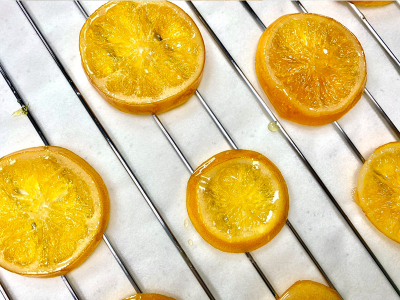 製作糖漬橙片第十一步 放在鐵架上晾乾