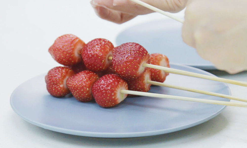 自製草莓糖葫蘆超級簡單！草莓糖葫蘆食材、步驟食譜看這邊