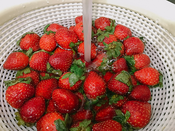 沖洗有機草莓15分鐘