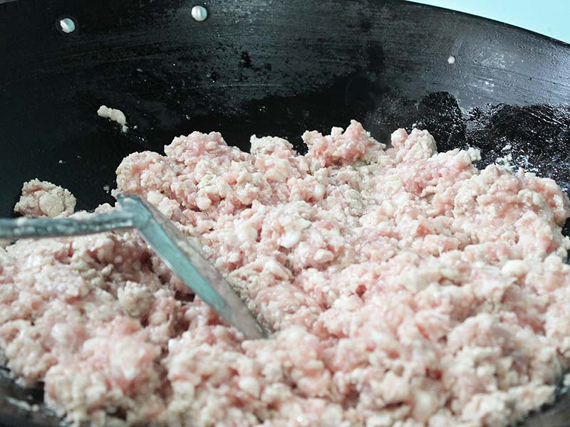 將三久無毒豬腳肉及蝦米放入鍋中炒熟