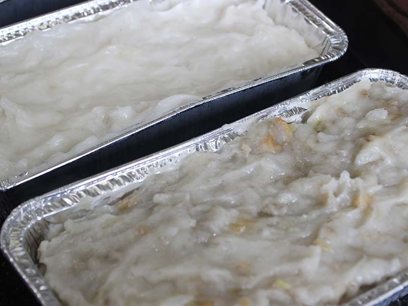 將在來米米漿混入蘿蔔絲及炒好的料中，煮至濃稠，並放入盒中