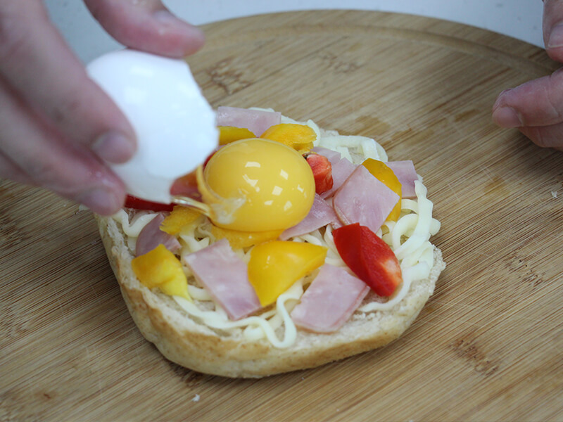 披薩貝果中間放上一顆蛋黃