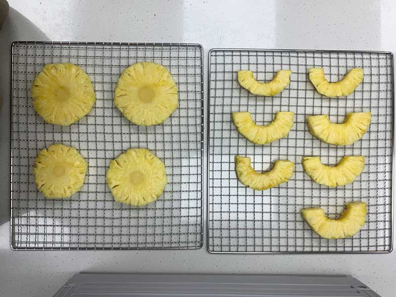 將鳳梨擺放至低溫烘烤果乾機上