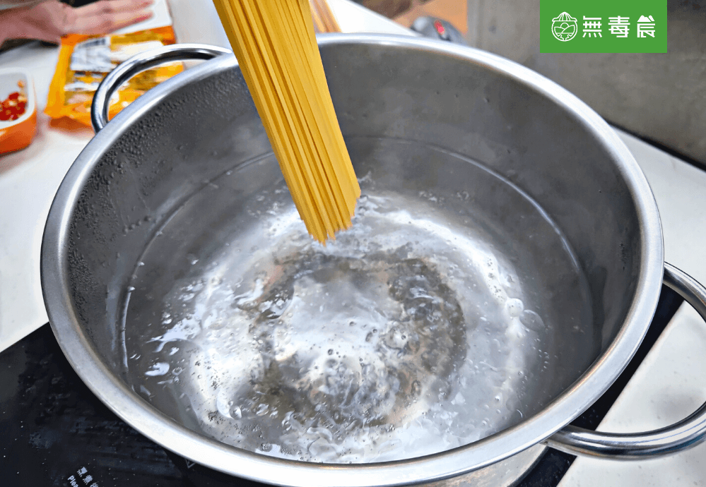 煮義大利麵的水要足夠沒過一半以上的麵條（垂直狀態下），同時添加足夠的鹽能給予麵條底味，可按自己的口味作調整。如果鹽量不足，則煮出來的麵條會變得沒有味道。